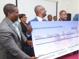 Haïti - Social : Des députés donnent 1 million de gourdes sur leur salaire 