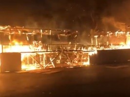 Haïti - FLASH : Des policiers contestataires mettent le feu au Champ-de-Mars