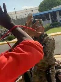 Haïti - FLASH : Violence d’agents de la migration contre un haïtien (Vidéo)