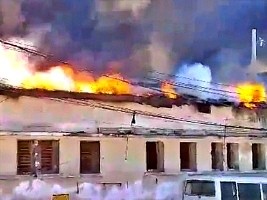 Haïti - FLASH : Des bandits pillent et incendient partiellement l’hôpital Général (Vidéo)
